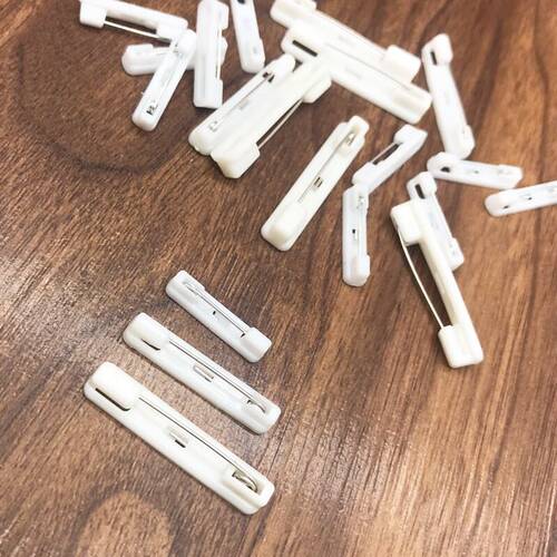 黑白色塑料安全别针校牌别针工号牌胸牌胸针微章压克力工号牌扣针