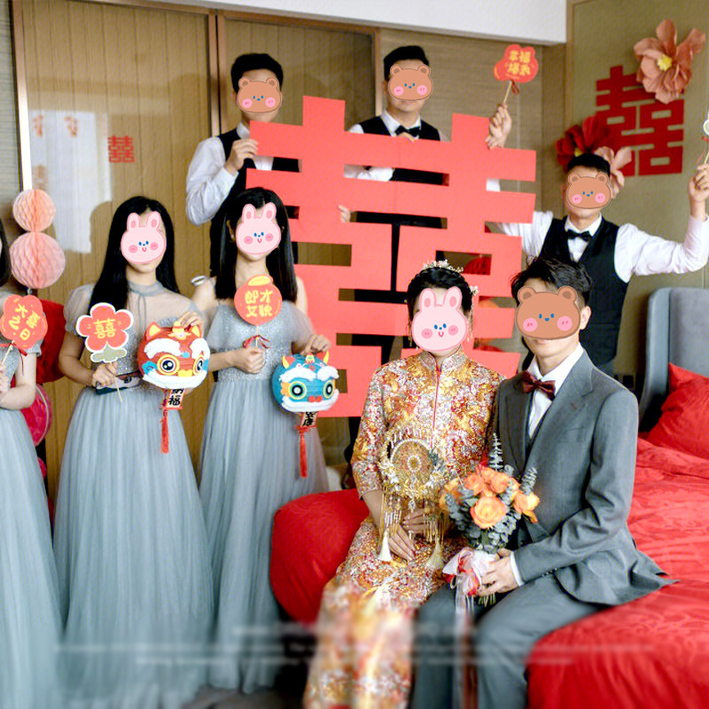 结婚晨袍拍照道具婚庆中式订婚礼新娘伴娘团醒狮灯笼婚房布置装饰图片