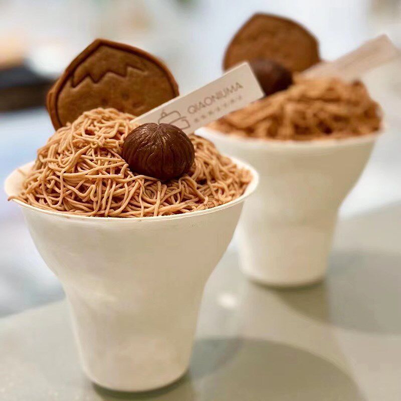 手握栗子杯包装盒栗子蛋糕打包盒手拿杯子一次性可降解纸浆盒环保