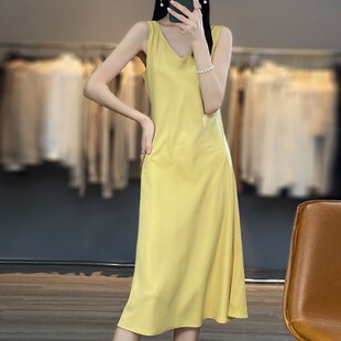 丝绸缎面连衣裙女2025夏季新款套头v领吊带中长款纯色气质长裙子