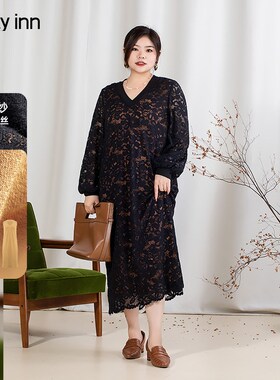 美丽客栈流心黑巧 连衣裙秋V领大码女装显瘦优雅羽毛纱蕾丝中长裙