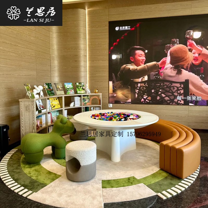 现代儿童活动区积木桌椅售楼处架空层阅读桌实木绘画学习手工桌图片