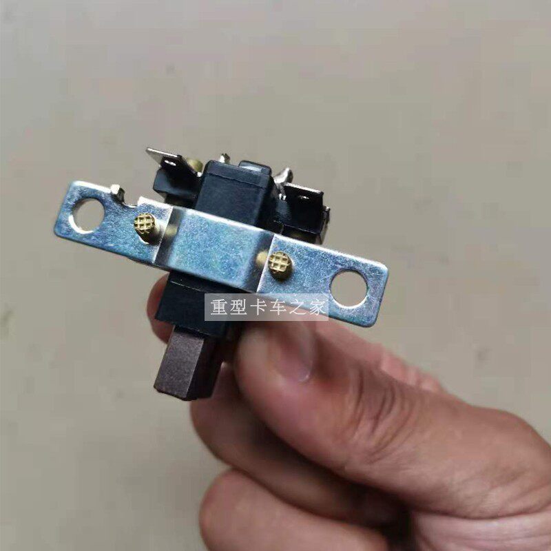 适用解放J6发电机调节器 碳刷 J6P南方版发电机调节器 发电机配件