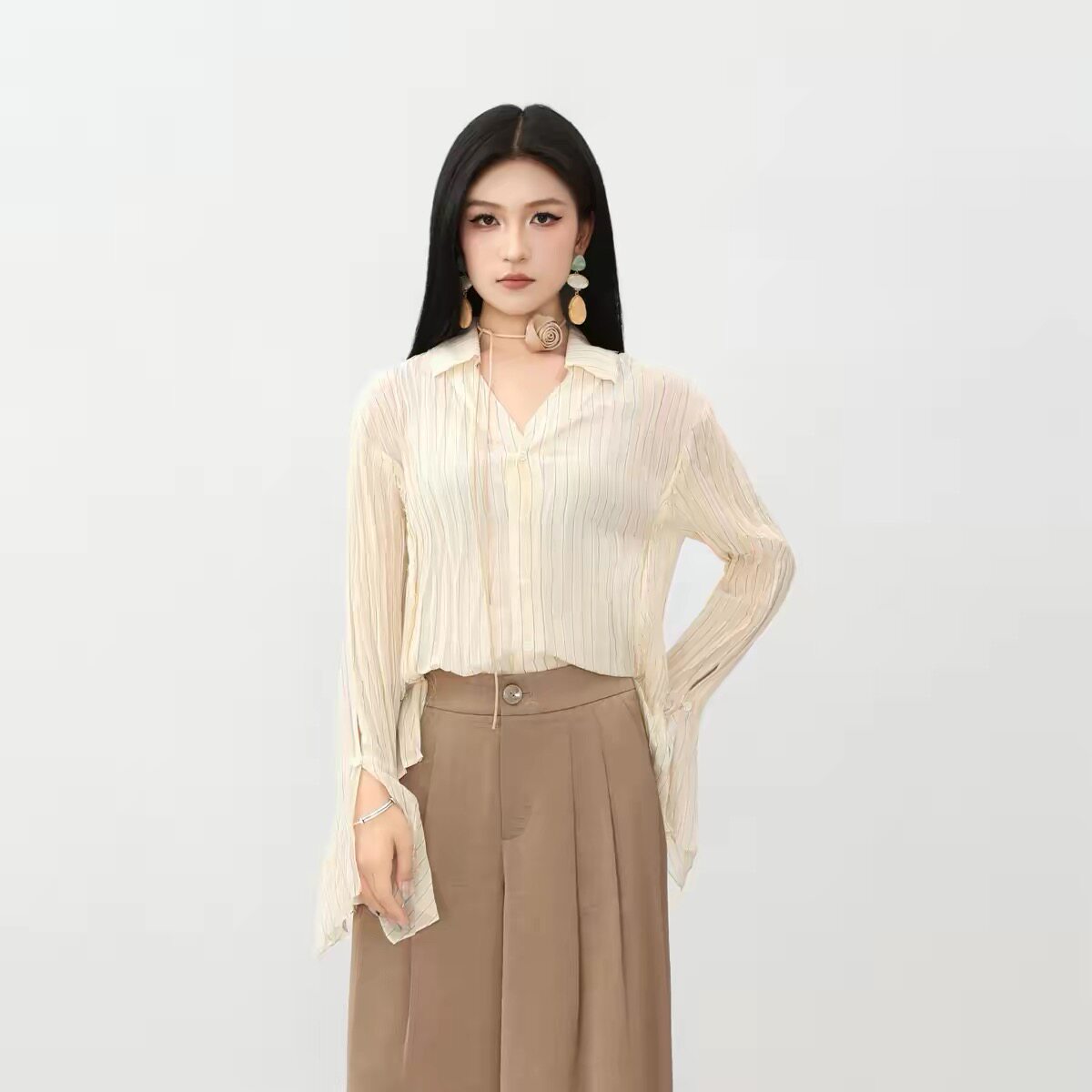 阿玛施夏季新品竖条纹设计造型感不规则喇叭袖廓形衬衫530026