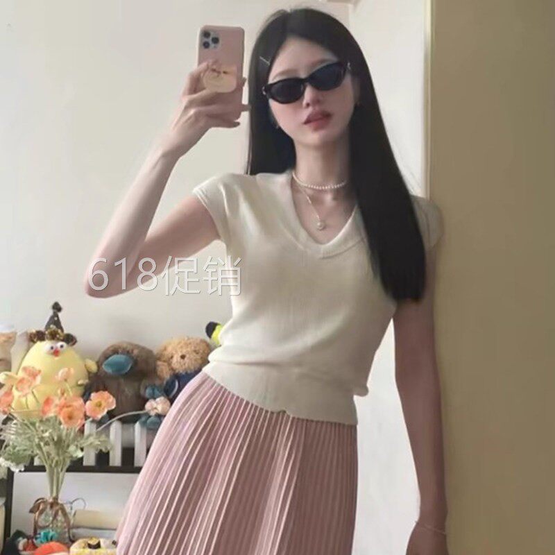 白色冰丝V领针织短袖t恤女夏季薄款设计感小众紧身显瘦正肩短上衣