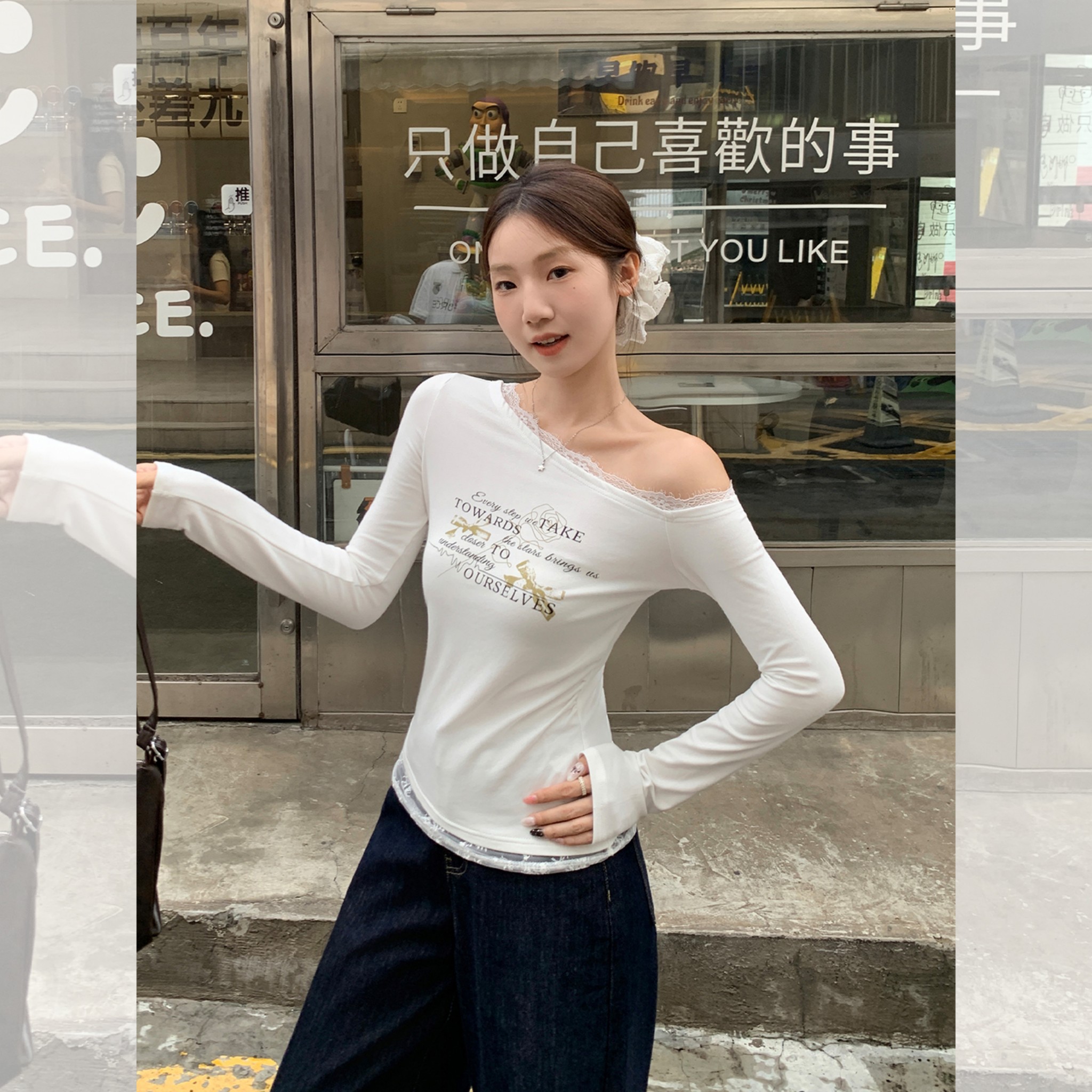 白色斜肩蕾丝拼接印花长袖T恤女2026年春秋季设计感露肩修身上衣