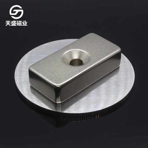 F40*20*10-5烧结钕铁硼强力磁铁长方形单沉孔强磁40×20×10孔5mm