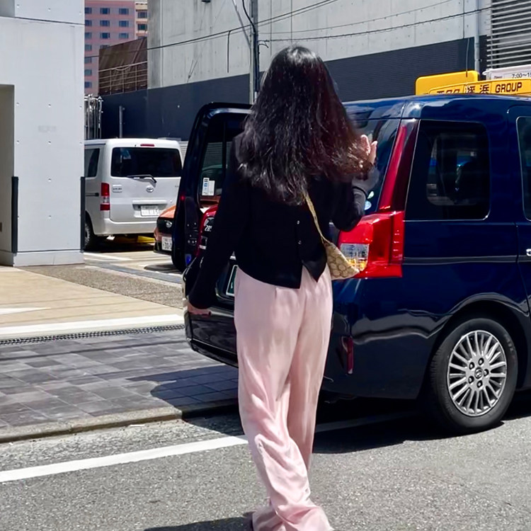 30姆米黑色不规则下摆真丝衬衫欧美时髦优雅后背纽扣 DZDJD24058