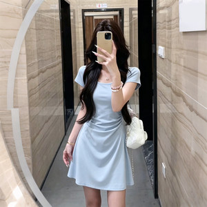 蓝色巨好看短裙子女2026新款初夏季u领短袖小个子包臀修身连衣裙