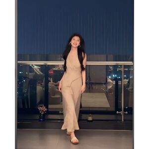 法式轻奢名媛风优雅气质v领挂脖连衣裙女感修身显瘦仙女长裙