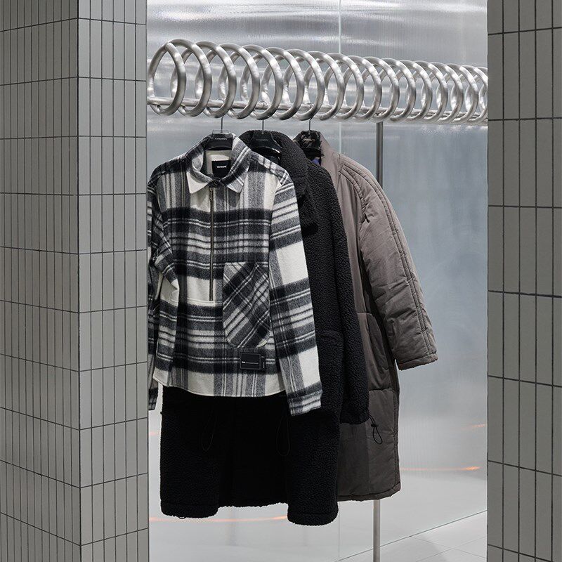 服装店展示架不锈钢上墙壁挂式女装店铺装修设计效果买手店陈列架