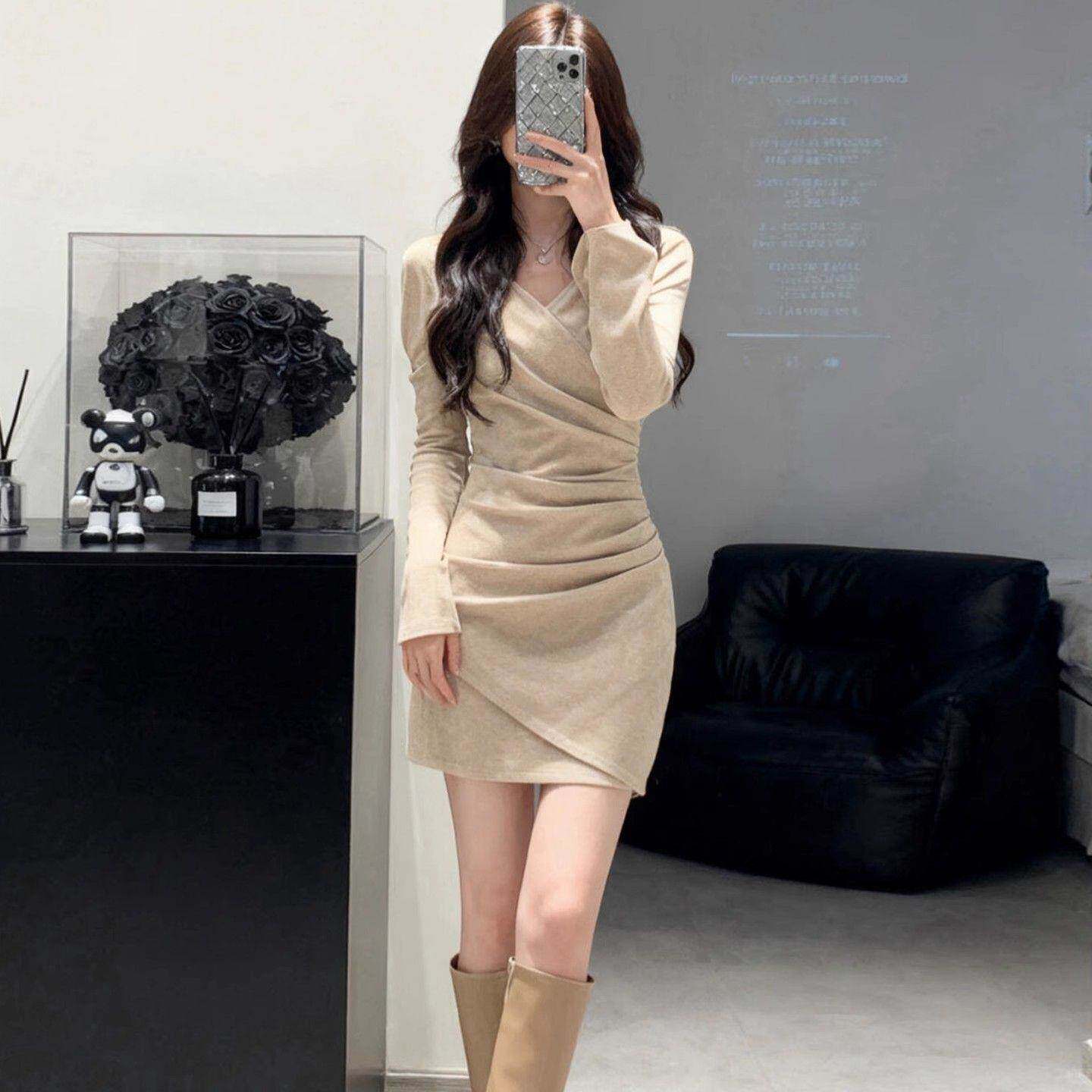高级感小个子领收腰显瘦连衣裙女喇叭袖修身打底内搭包臀短裙子