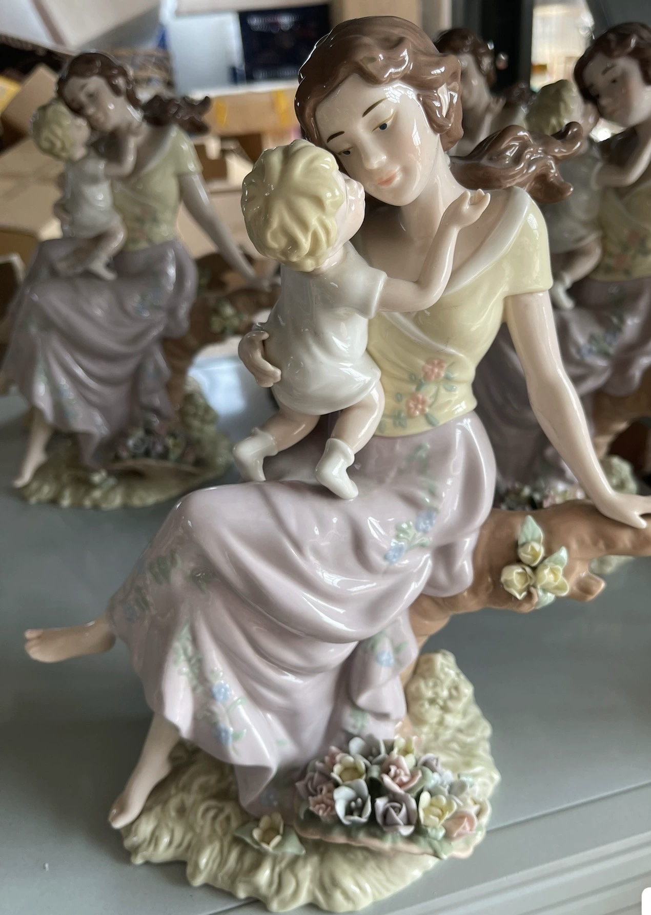 外贸乡村西班牙雅致高温陶瓷彩绘手工拈花少女母子时光摆件装饰品