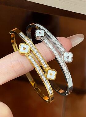新品不掉色钛钢双排满天星四叶草手镯女精致贴贝轻奢卡扣手环