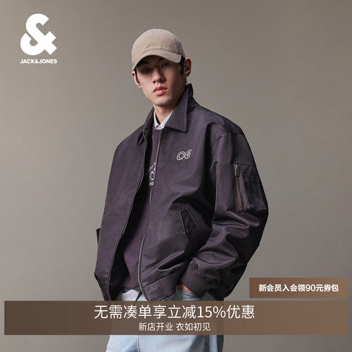 略宽松版型；翻领领型；拉链门襟