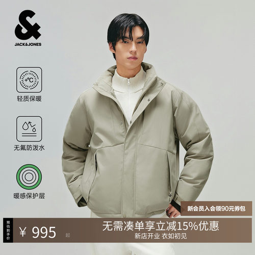 宽松版型，高领领型，领部加绒贴心保暖设计