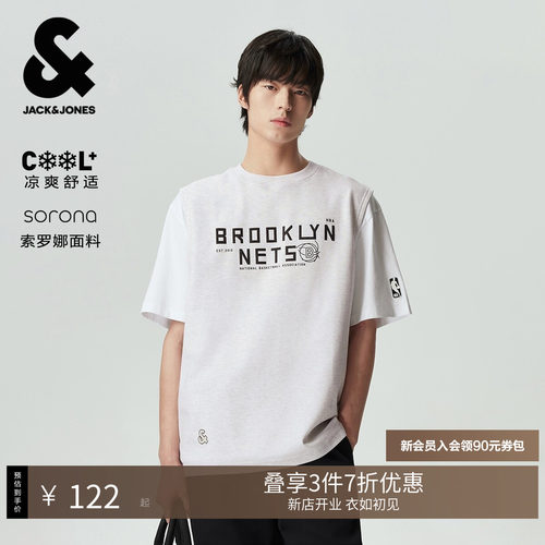 宽松版型，罗纹圆领领口，胸前篮网队字母