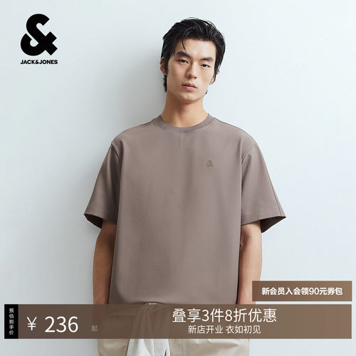 略宽松版型；圆领领型；胸前刺绣logo；