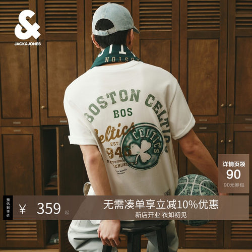 微宽松版型上身随性舒适，罗纹圆领贴合颈部