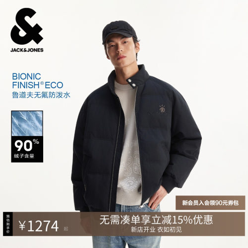 宽松版型，立领领型，两粒扣领口
