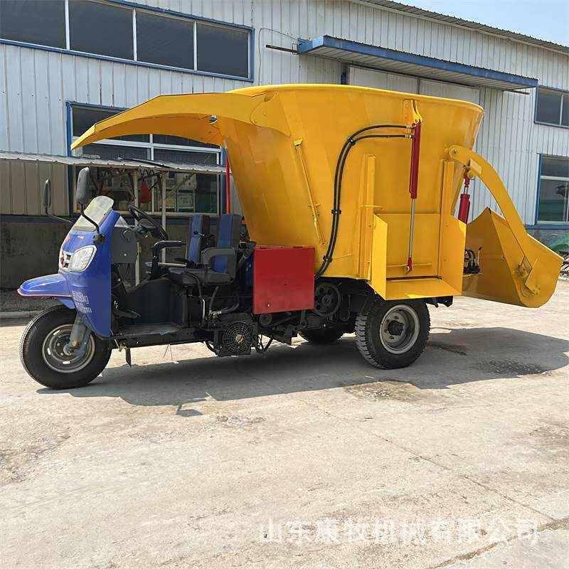 喂牛草料搅拌撒料车柴油四轮撒料机羊场用精饲料投料机