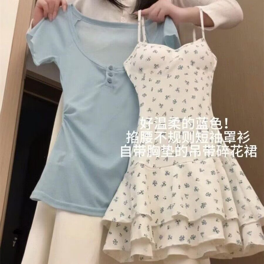 （带胸垫）甜美少女风方领短袖T恤上衣女收腰显瘦碎花吊带裙两件