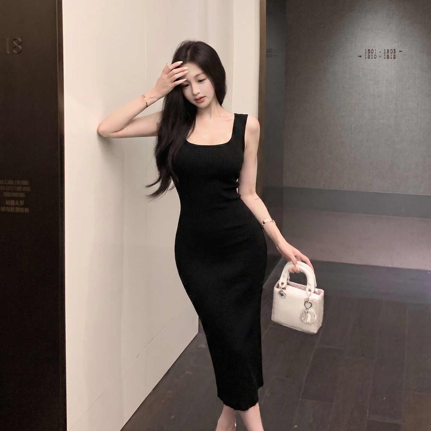 黑色方领针织连衣裙女夏季收腰无袖背心裙子修身显瘦中长款包臀裙