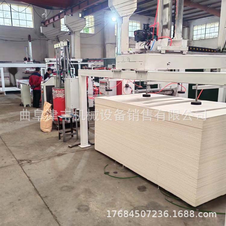 彩钢围挡泡沫夹心板涂胶加热复合机 全自动铝板自动贴膜机图片