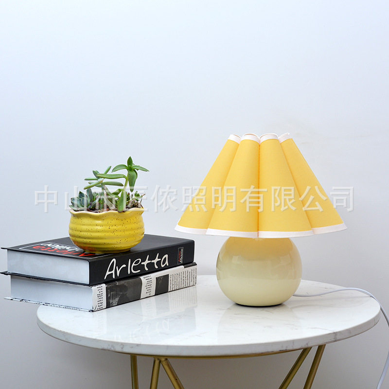 韩式ins创意花瓣少女心奶油色装饰台灯