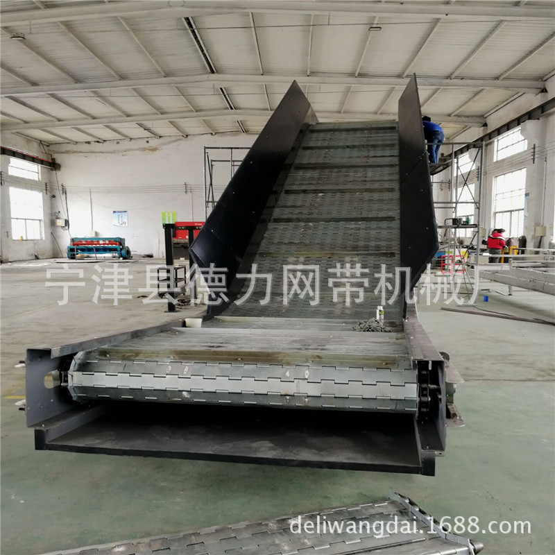 废塑料桶传送带垃圾输送线重型链板输送线粉碎机破碎机配套传送带图片