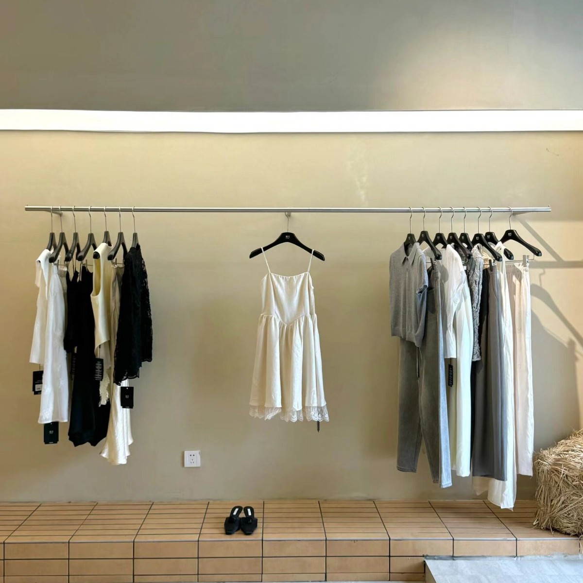 预埋上墙架服装店展示架挂衣架陈列设计货架衣服架子不锈钢挂衣杆图片