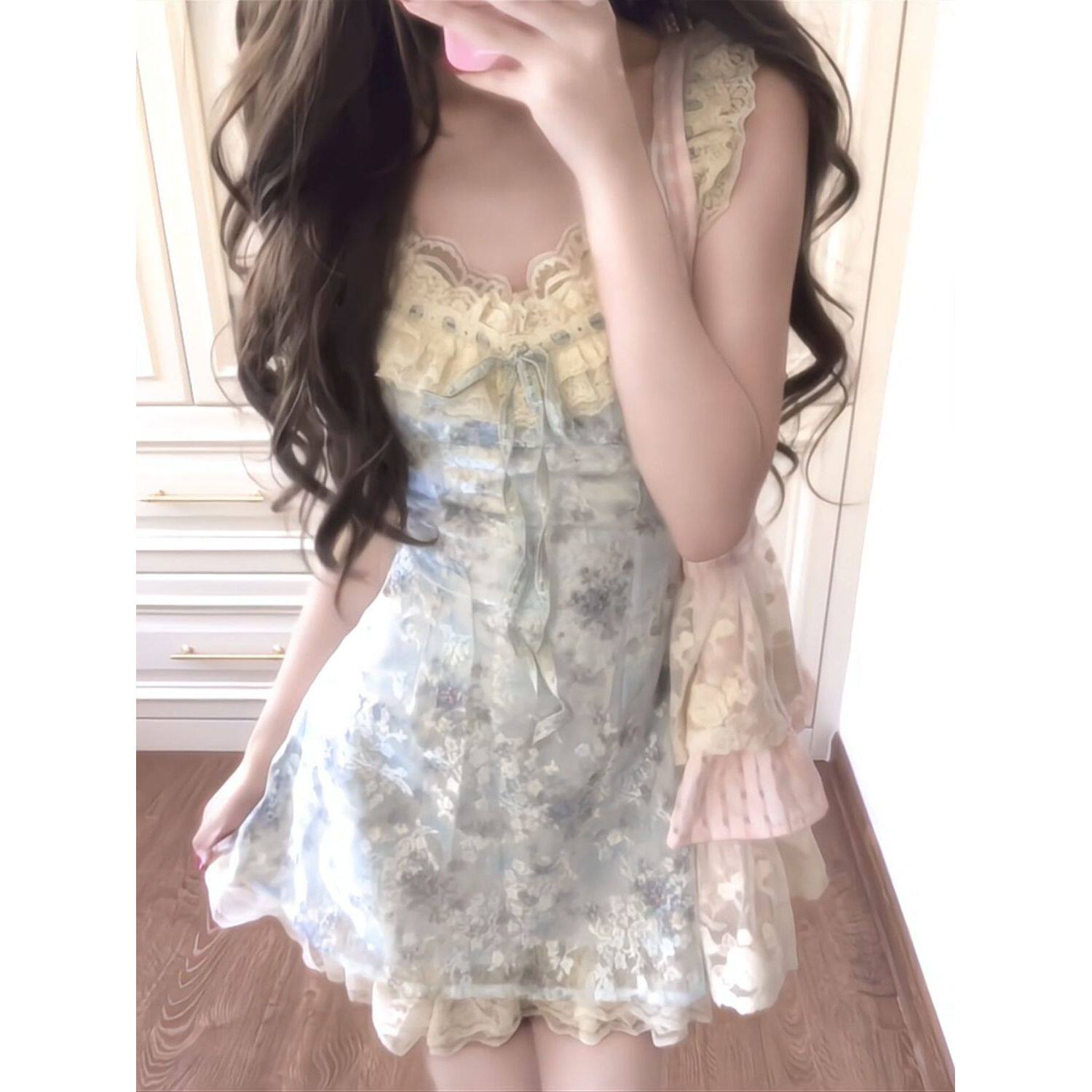 温柔风蓝色油画蕾丝边背心连衣裙女夏季穿搭特别漂亮的掐腰小裙子