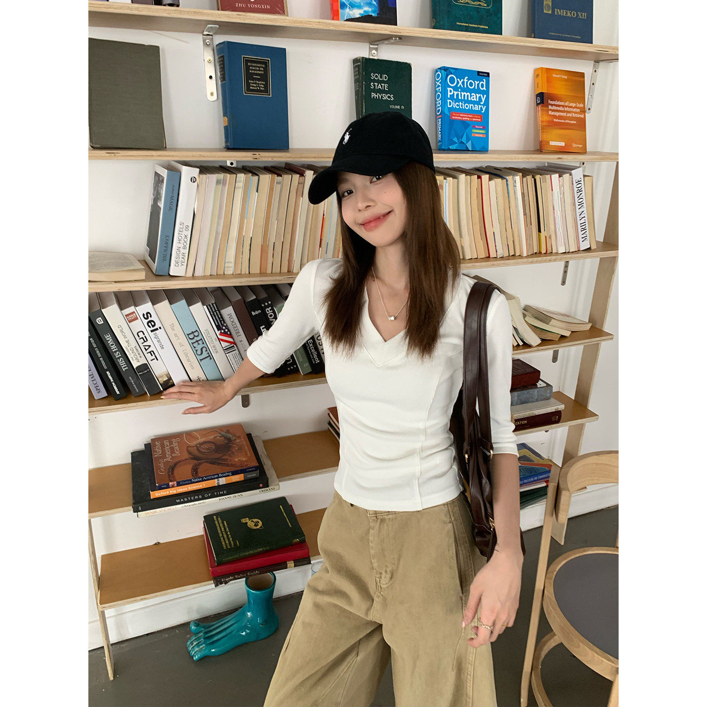 宋正恩黑色V领五分中袖短袖t恤女秋季修身内搭打底衫长袖小上衣潮
