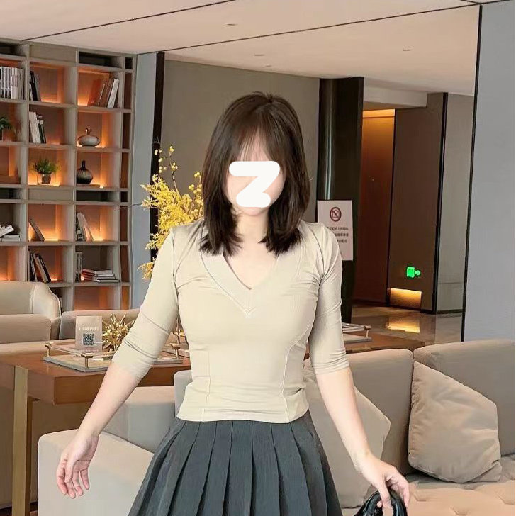 辣妹风黑色V领中袖T恤女夏季新款显瘦修身百搭上衣舒适正肩打底衫