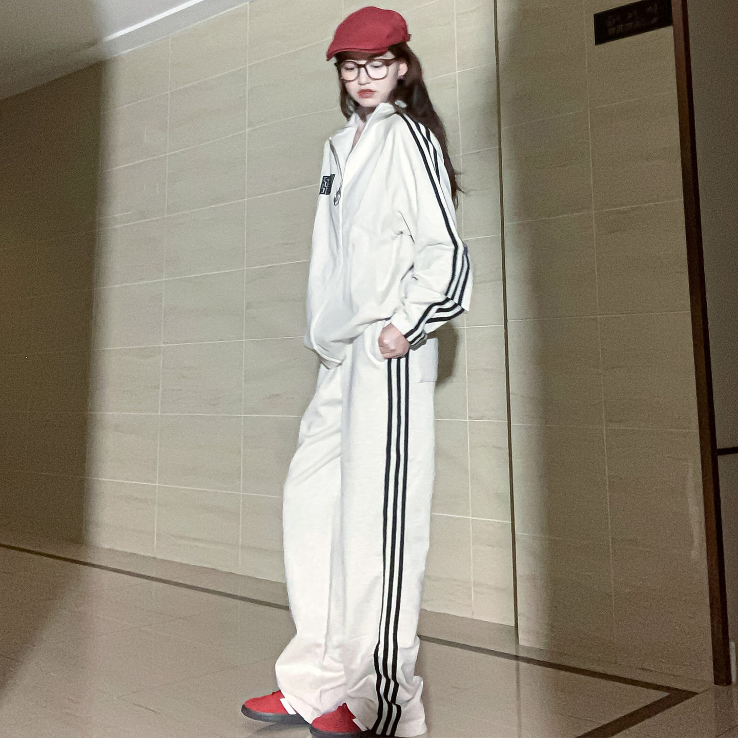 美式白灰色条纹阔腿运动裤女春季2026新高腰直筒宽松显瘦加绒卫裤