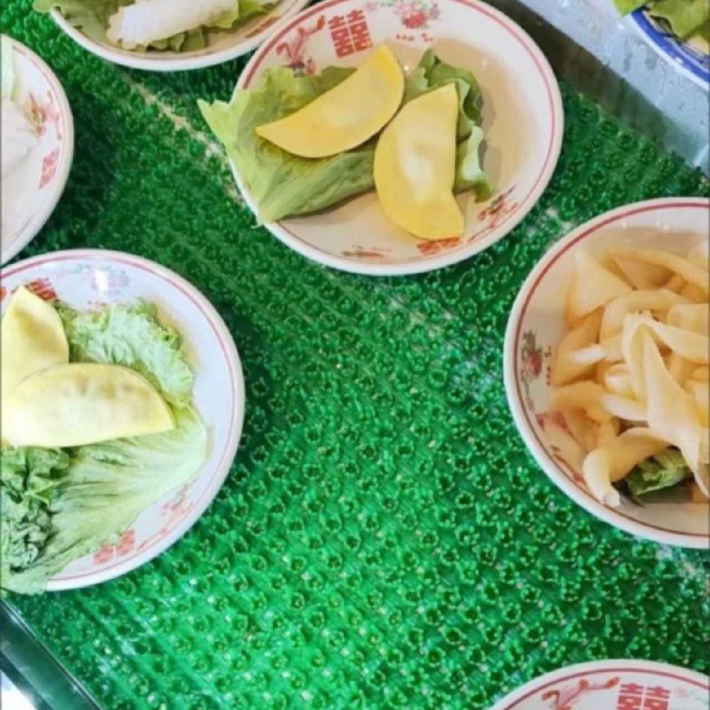 冰柜展示柜海鲜凉菜烤串点菜柜仿真绿色草坪装饰铺垫镂空透风防冻