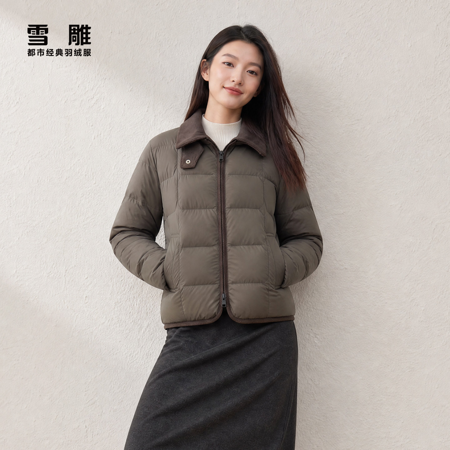雪雕女款轻暖小翻领短款羽绒服