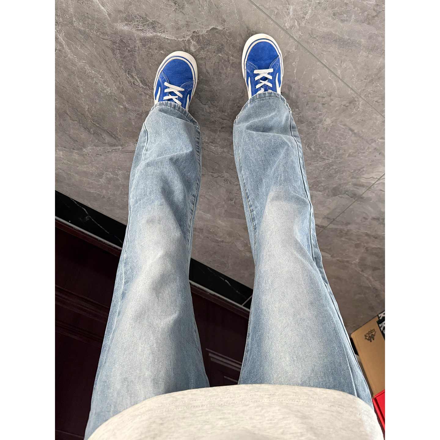 浅蓝色微喇牛仔裤男款夏