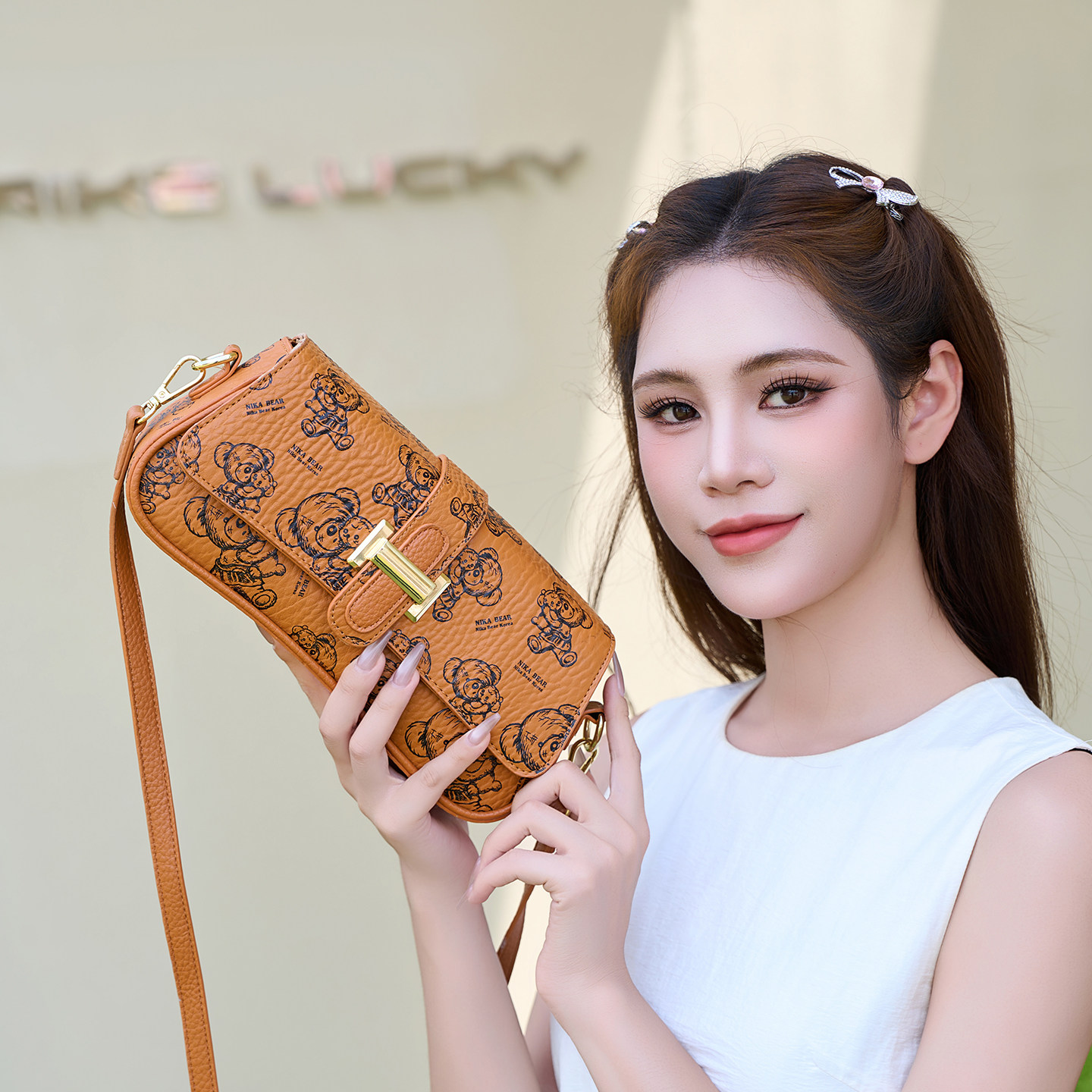 小熊印花棕色链条小方包斜挎