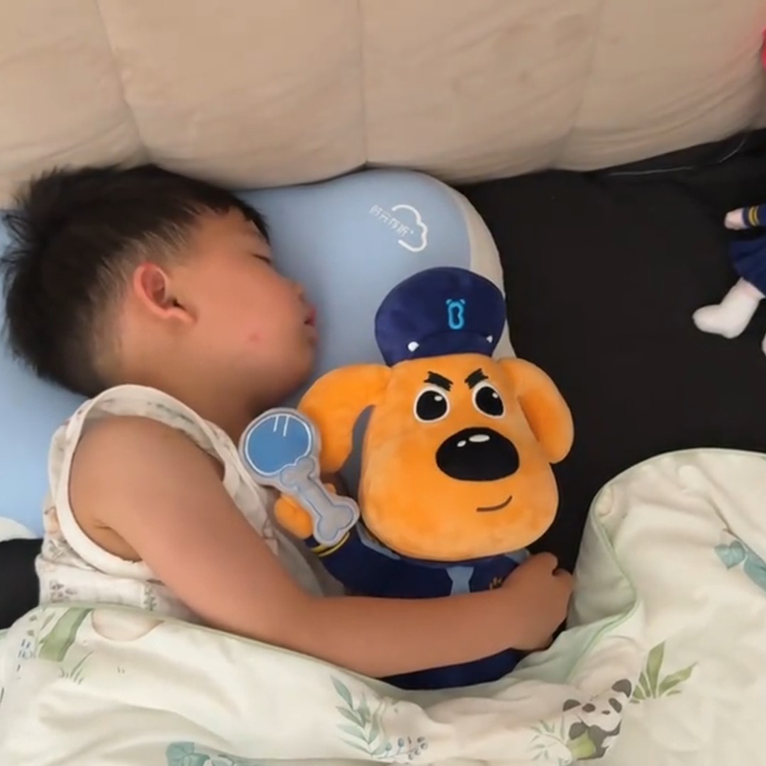 拉布拉多警长抱睡毛绒公仔礼物