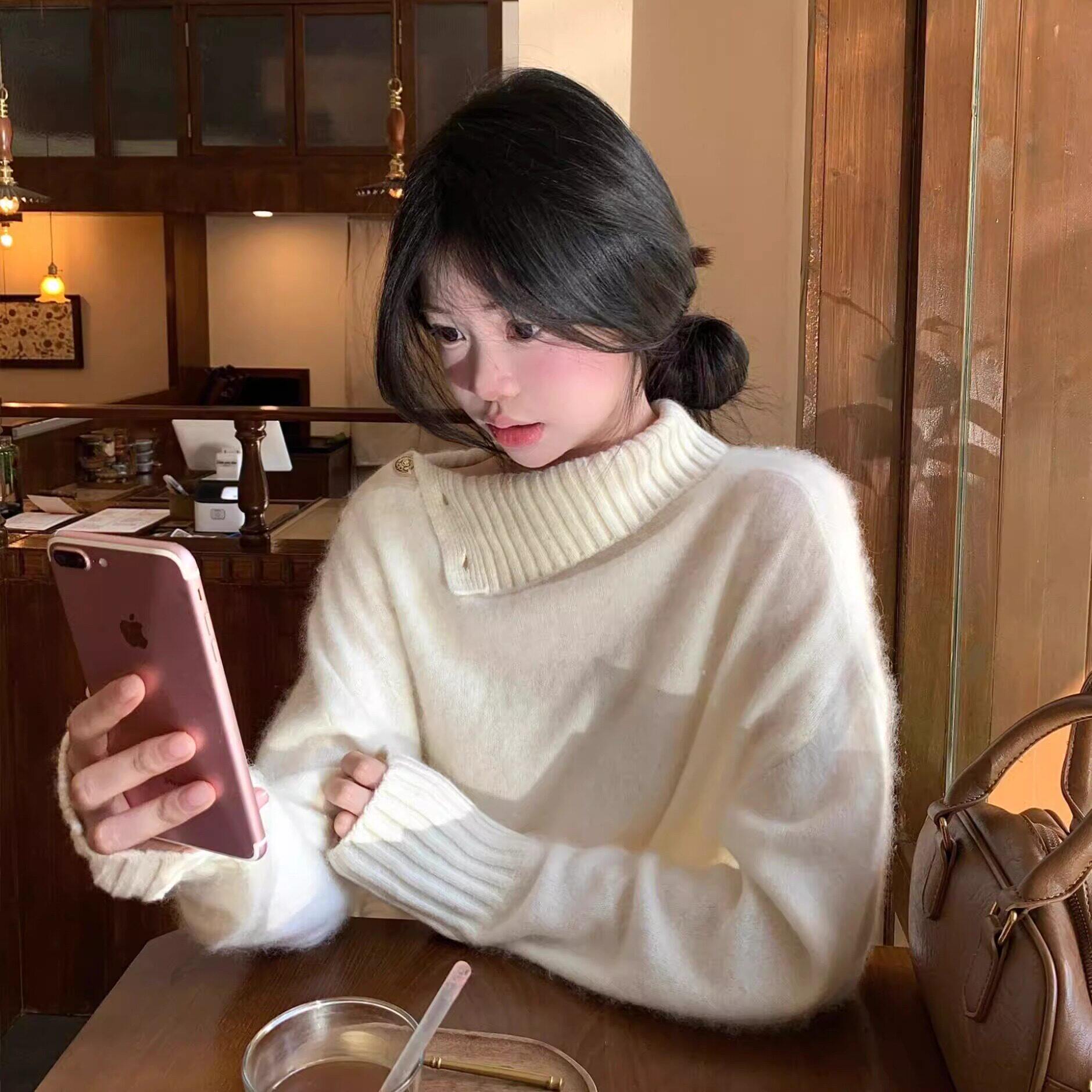 慵懒风高级设计感高领毛衣女秋冬宽松外穿软糯奶呼呼套头白色上衣