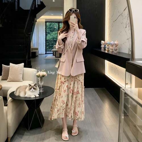 巨看粉早秋穿搭好一整套FVI温韩系柔风色西装外套碎花连衣裙两件