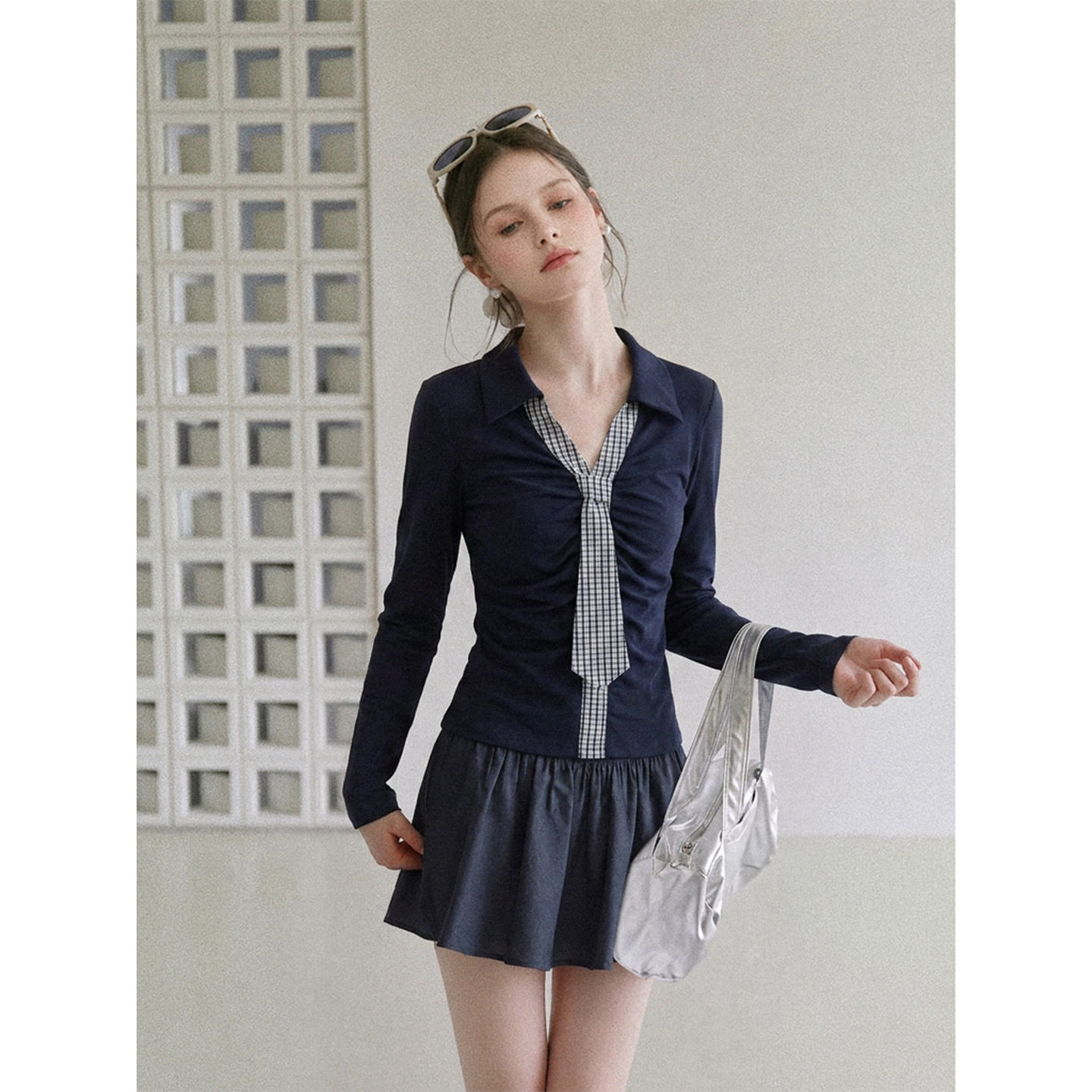 藏蓝褶皱格纹领带撞色翻领T恤女