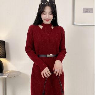 小心机领口针织连衣裙女秋冬新款显瘦气质收腰中长款打底裙