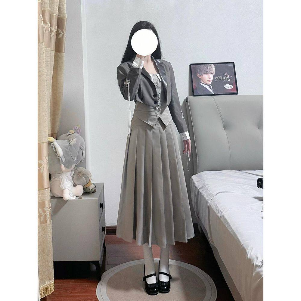 心语萦绕 秋季层次感穿搭短款西服+收腰内搭+百褶高腰长裙三件套