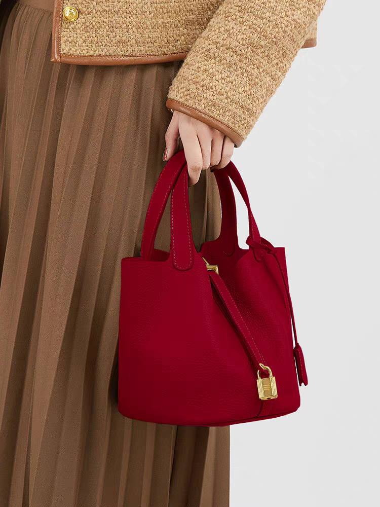 今年流行红色手提包包女2025新款高级质感小众百搭新娘结婚水桶包