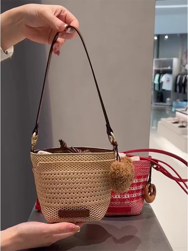 手工编织包包女式2025新款韩版潮流海边度假草编沙滩包水桶斜挎包
