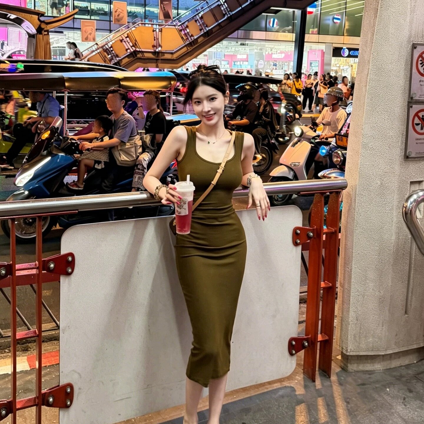 泰兰德假日显白显身材橄榄绿宽肩带坑条连衣裙女春夏包臀裙长裙