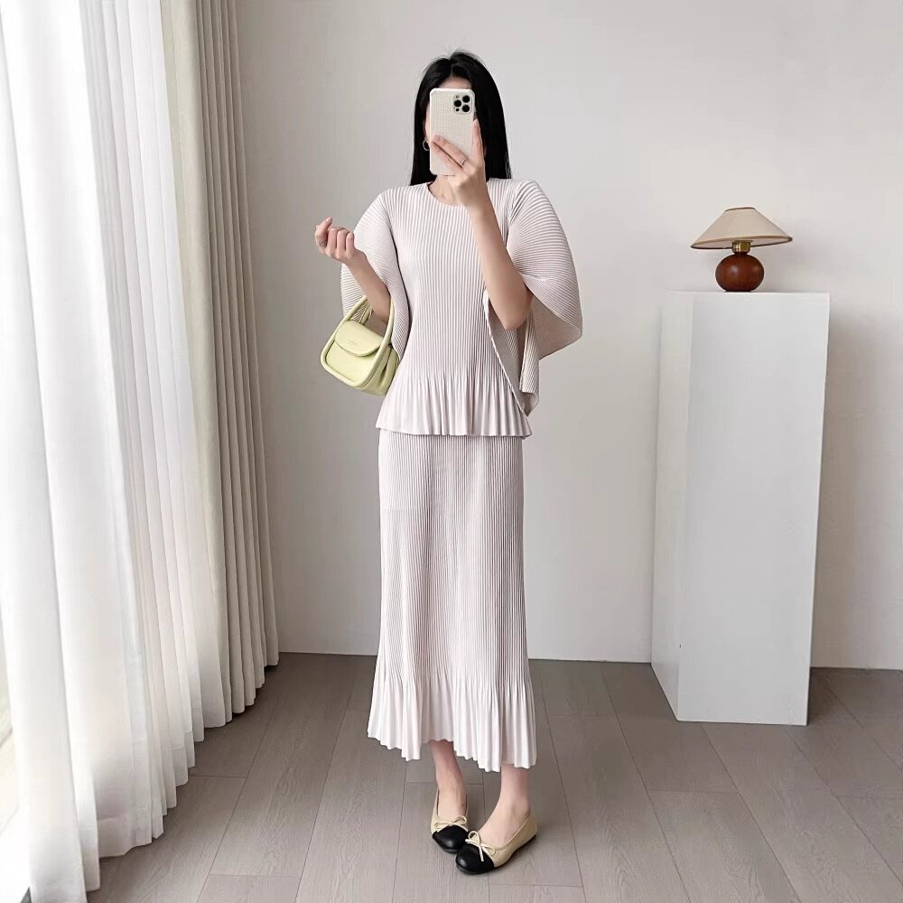 三宅纯色褶皱套装女夏季新款气质喇叭袖圆领上衣半身裙两件套时髦