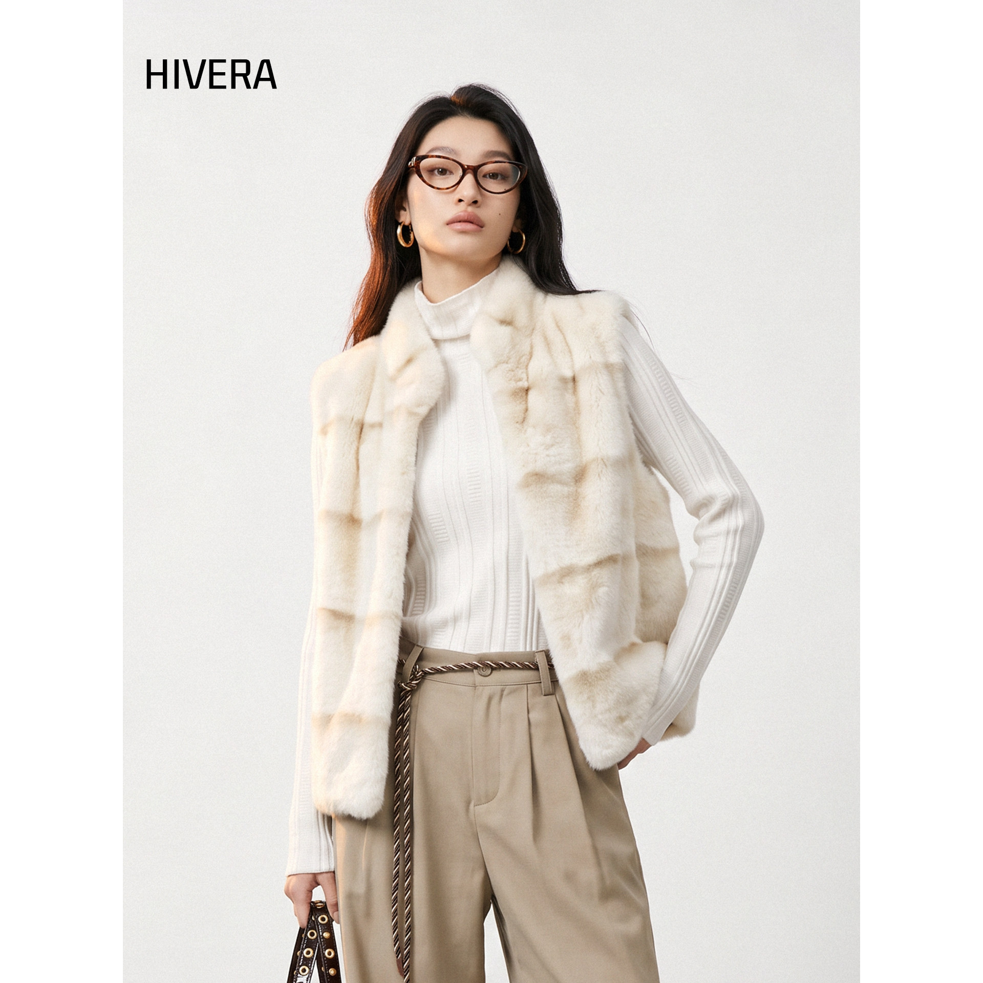 HIVERA 白色毛绒环保皮草马甲女短款獭兔毛无袖外套2026冬款新品